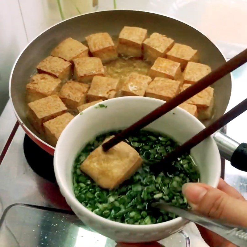 Step 3 Frying Tofu and Completing the Dish Fried Tofu with Scallion Oil and Fish Sauce