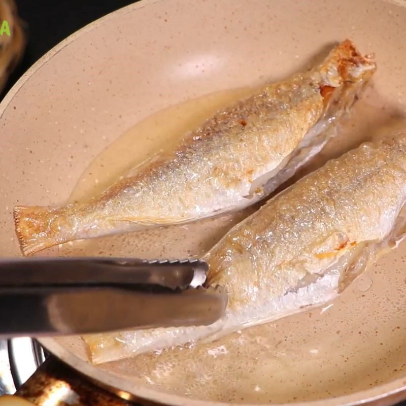 Step 1 Fry dried fish Salty fish fried rice