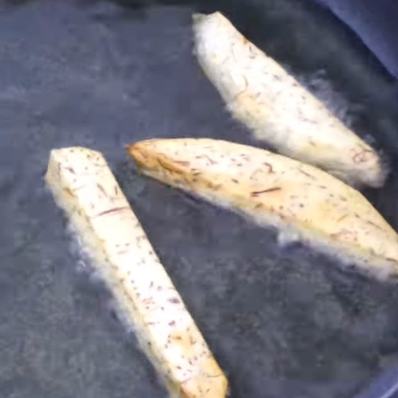 Step 3 Frying taro for Taro and shrimp salad