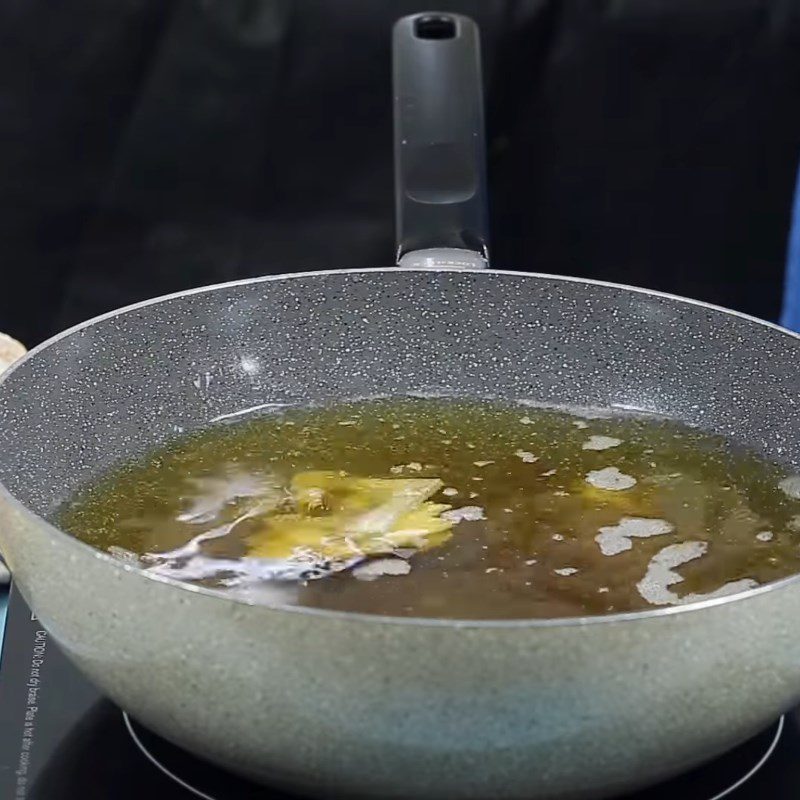 Step 2 Fry the taro for fried taro with fish sauce