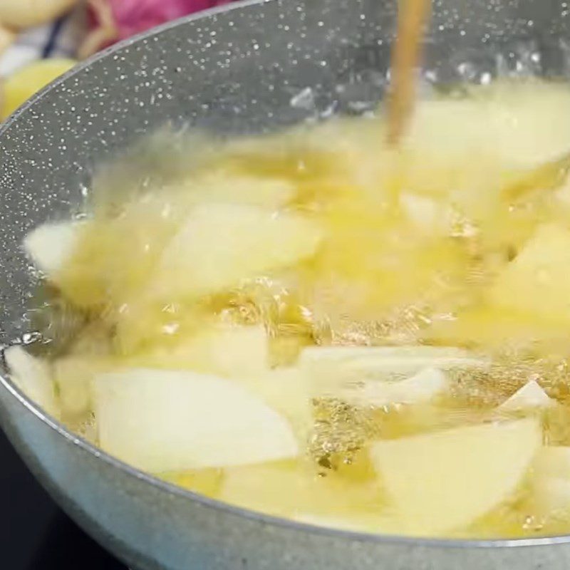 Step 2 Fry the taro for fried taro with fish sauce