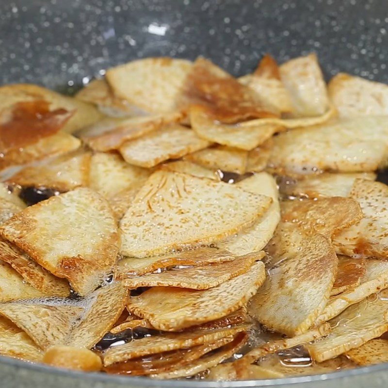 Step 2 Fry the taro Taro slices fried with fish sauce