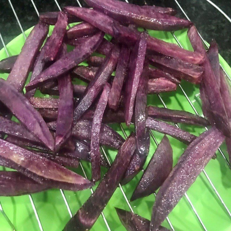 Step 2 Frying sweet potatoes and making cheese sauce Crispy fried purple sweet potatoes