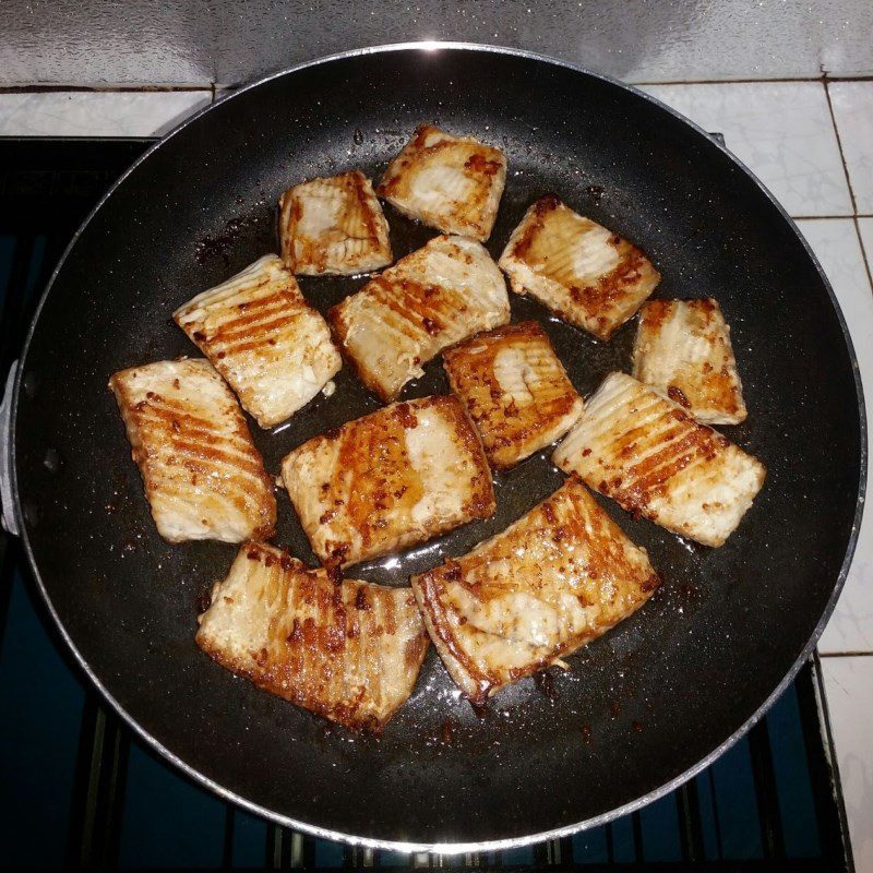 Step 2 Frying mackerel fillet with tomato sauce