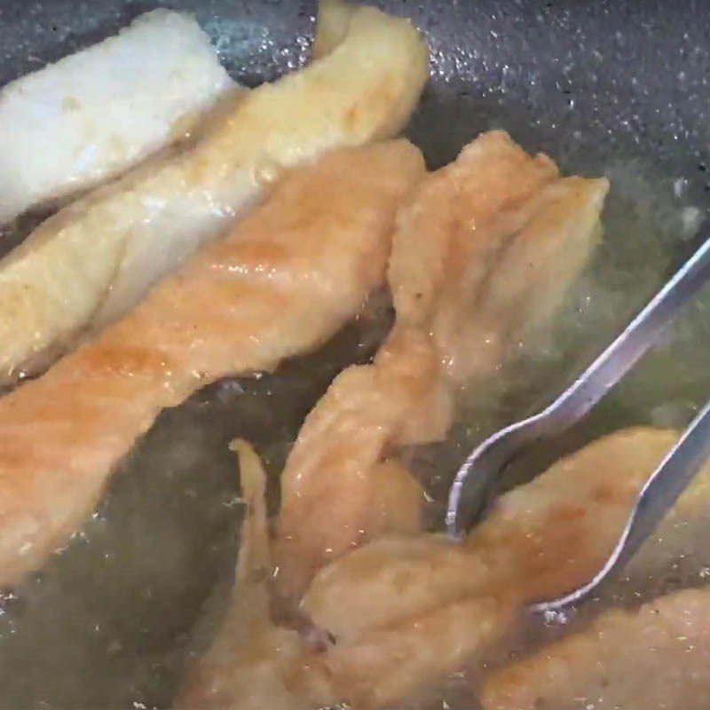 Step 3 Fry the salmon fillet Salmon fillet fried with fish sauce