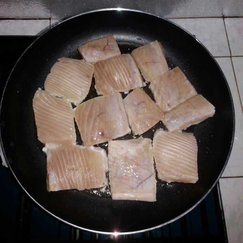 Step 2 Frying mackerel fillet with tomato sauce