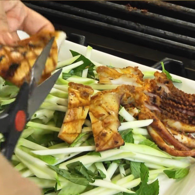 Step 5 Mix the spicy grilled squid salad with green mango