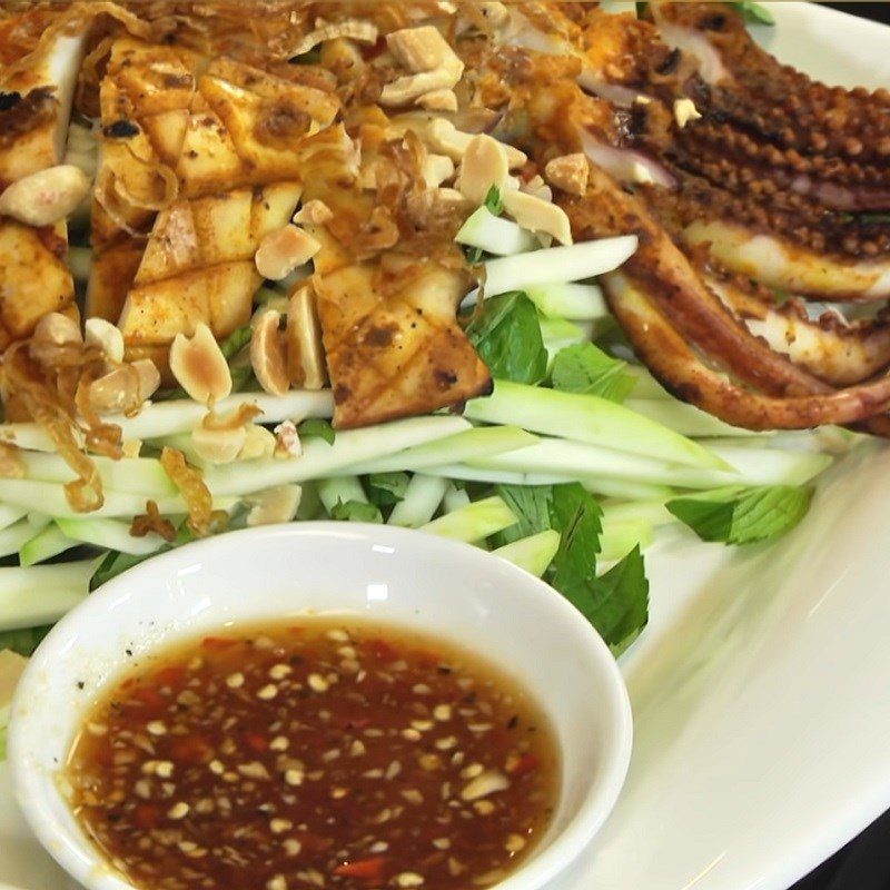 Step 5 Mix the spicy grilled squid salad with green mango