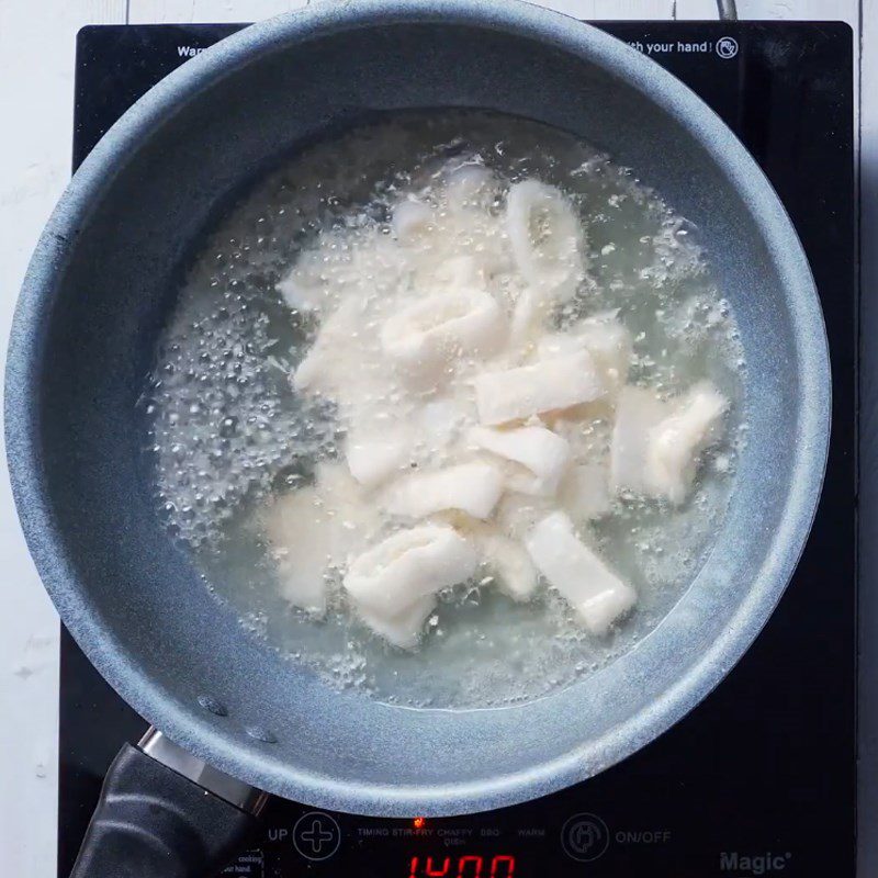 Step 2 Fry the squid Fried squid with salted egg