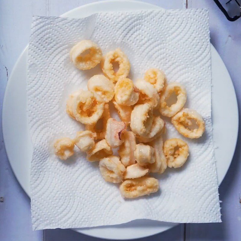 Step 2 Fry the squid Fried squid with salted egg