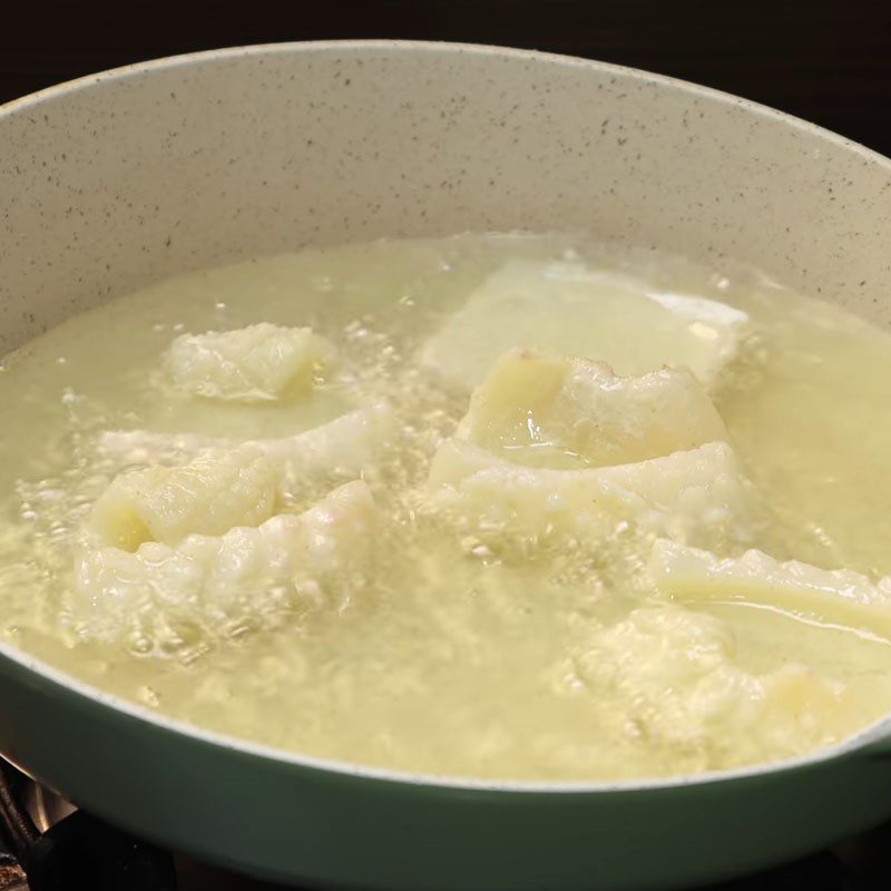 Step 4 Frying squid Crispy squid with salted egg butter sauce