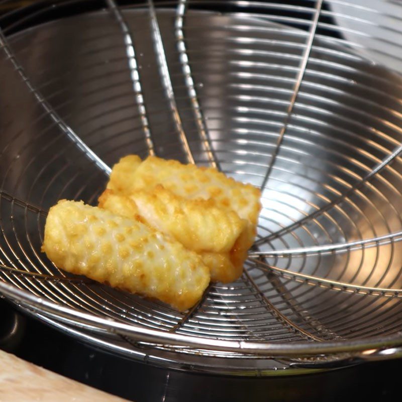 Step 4 Frying squid Crispy squid with salted egg butter sauce