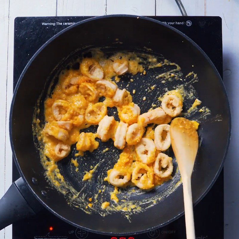 Step 3 Fried squid with salted egg Fried squid with salted egg