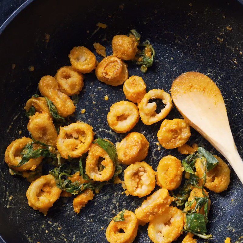 Step 3 Fried squid with salted egg Fried squid with salted egg