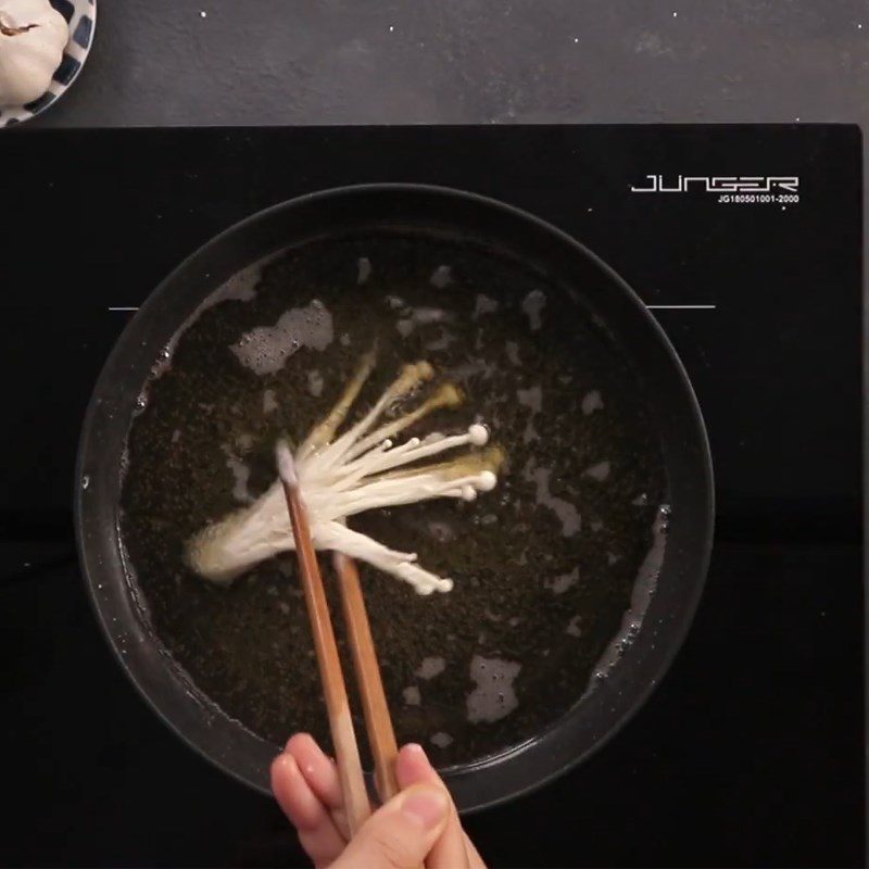 Step 3 Frying mushrooms Fried enoki mushrooms with shrimp and pork sauce