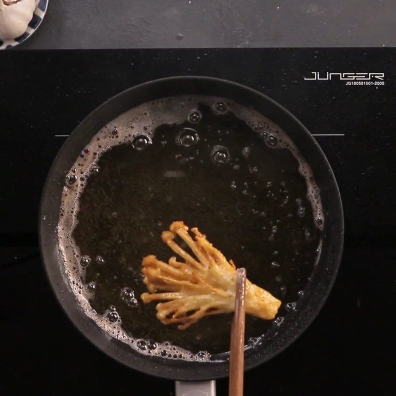 Step 3 Frying mushrooms Fried enoki mushrooms with shrimp and pork sauce