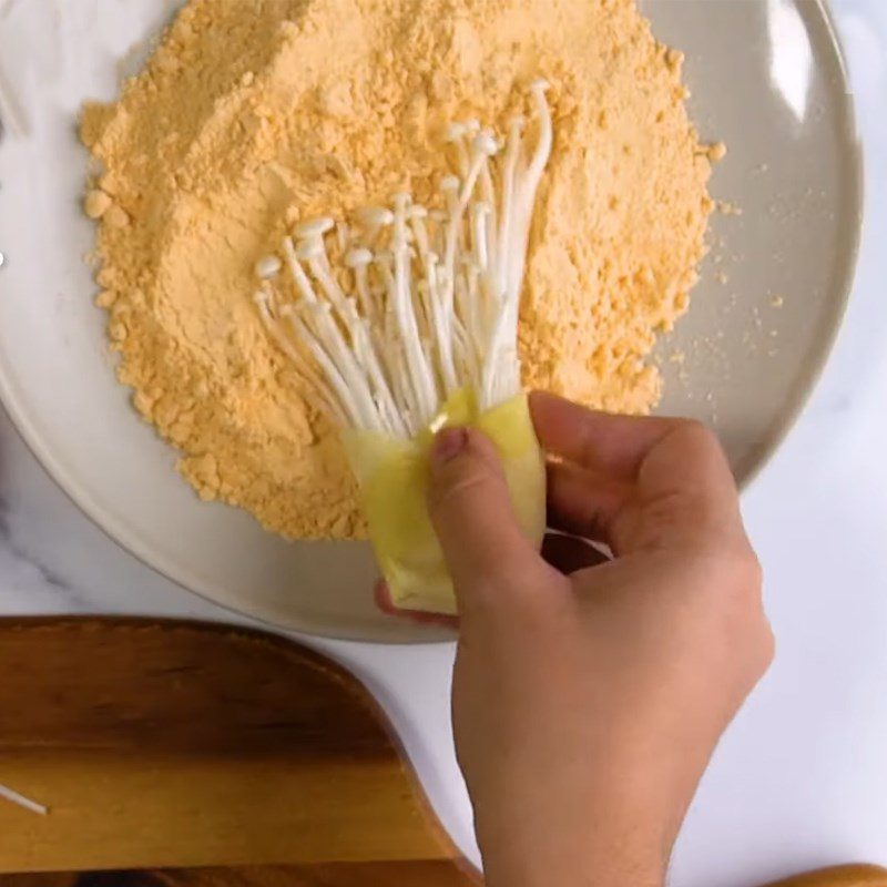 Step 3 Fry the mushrooms Crispy fried enoki mushroom spring rolls