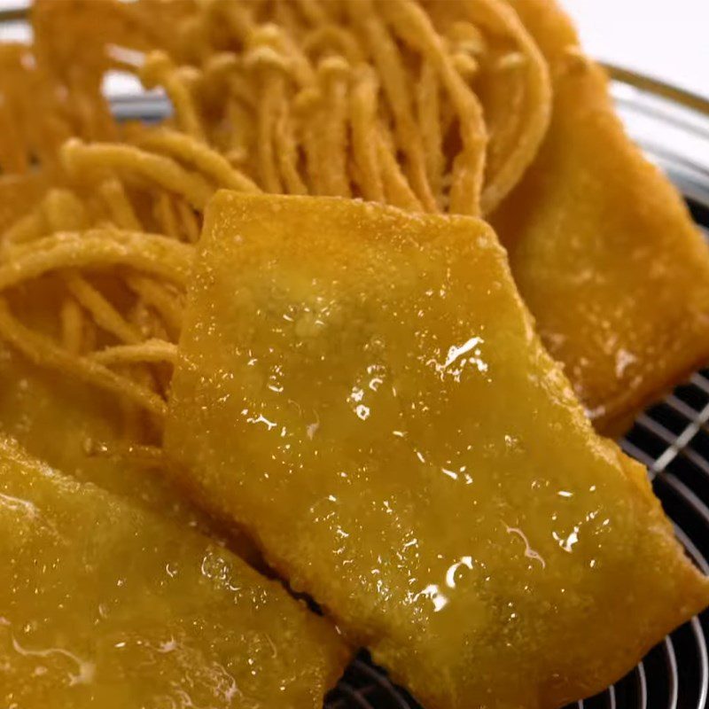 Step 3 Fry the mushrooms Crispy fried enoki mushroom spring rolls