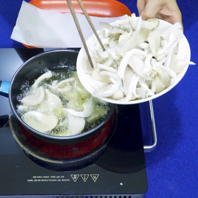 Step 2 Frying mushrooms Grapefruit salad with vegetarian mushrooms