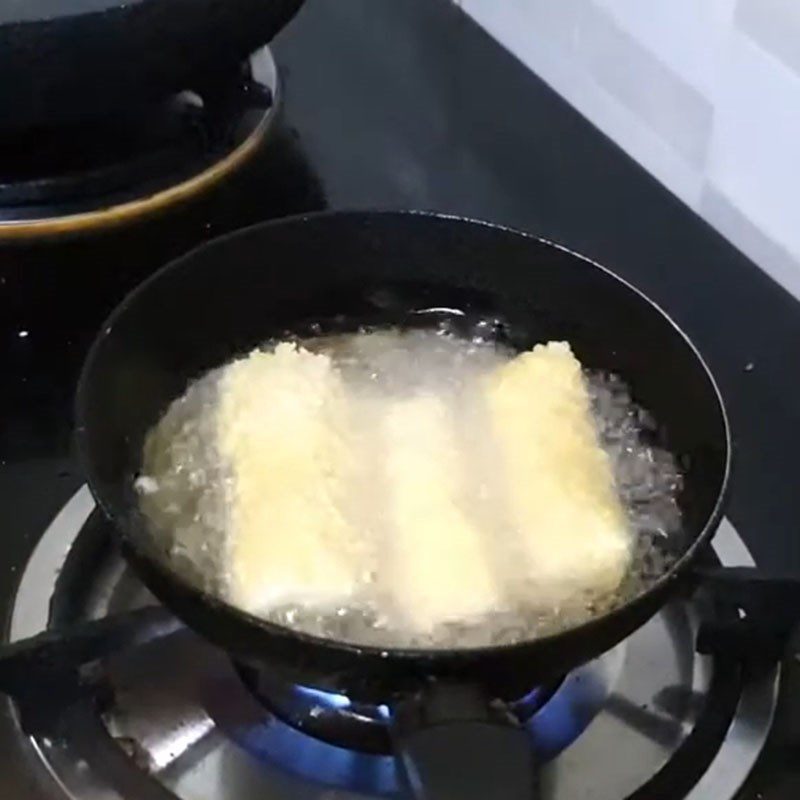 Step 6 Frying seafood spring rolls Vegetarian seafood spring rolls