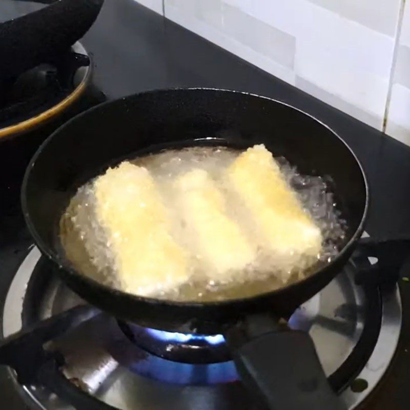 Step 6 Frying seafood spring rolls Vegetarian seafood spring rolls