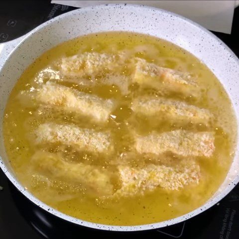 Step 6 Fry the seafood spring rolls