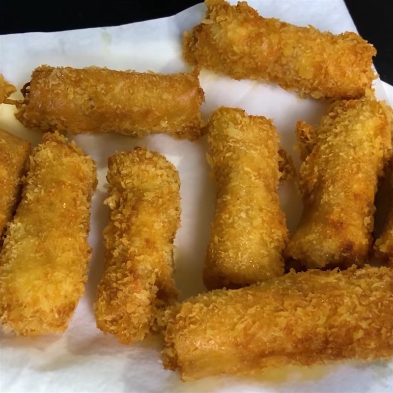 Step 6 Fry the seafood spring rolls