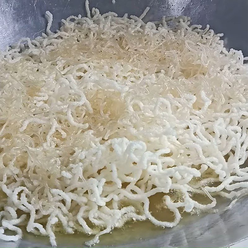 Step 2 Fry the crispy noodles for crispy rice cake