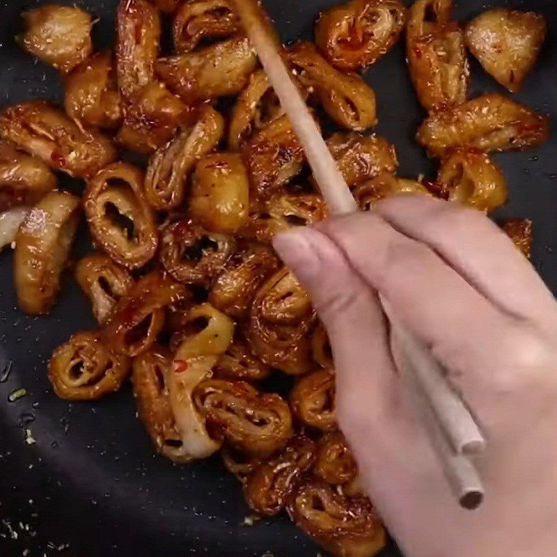 Step 3 Fry lemongrass and chili Fried vegetarian meat with lemongrass and chili