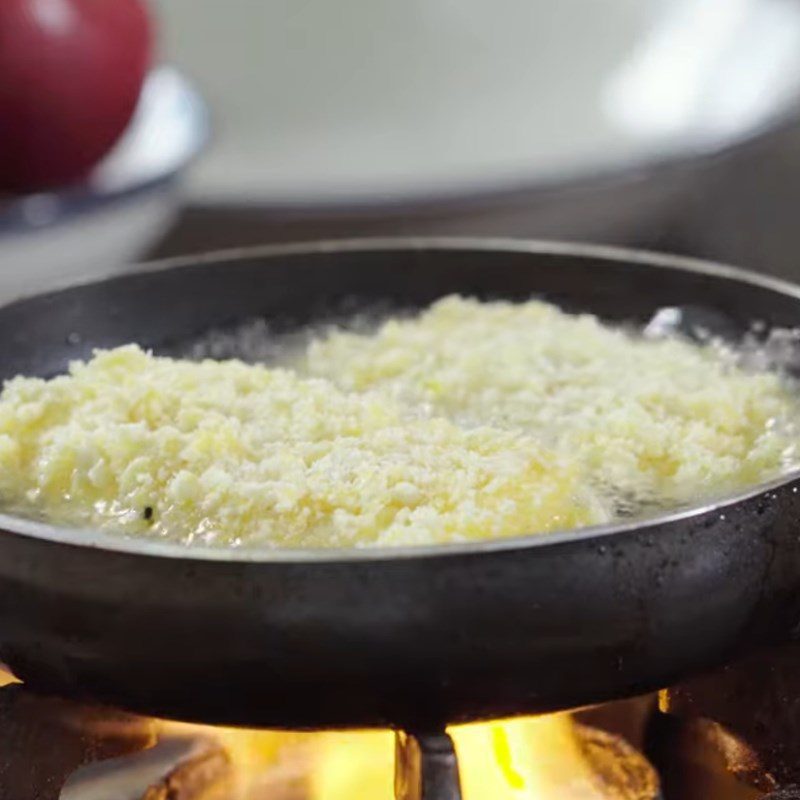 Step 4 Fry the sandwich Fried crispy sandwich with apple sauce filling