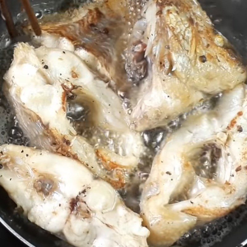 Step 3 Quick fry the fish for sour fish soup