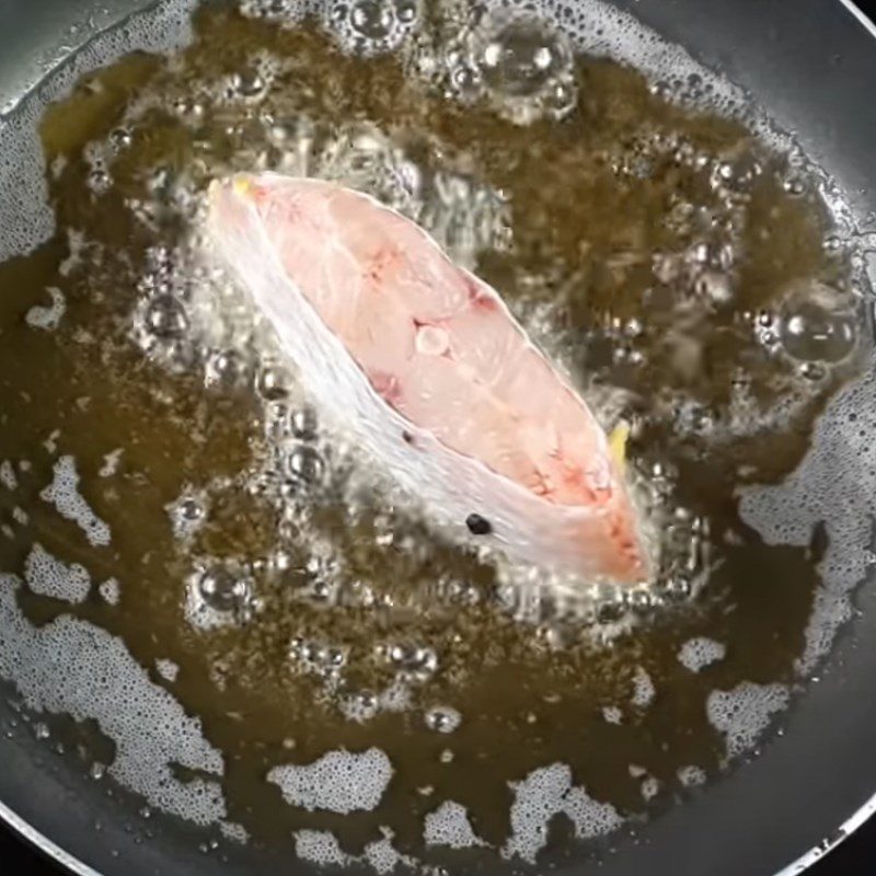 Step 4 Lightly fry the fish Green banana soup with snakehead fish