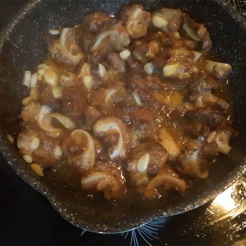 Step 4 Fry the ribs with fish sauce