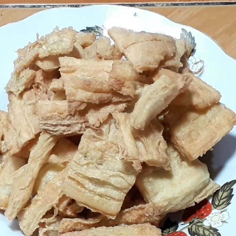 Step 2 Fry the tofu skin Fresh tofu skin stir-fried with lemongrass and chili