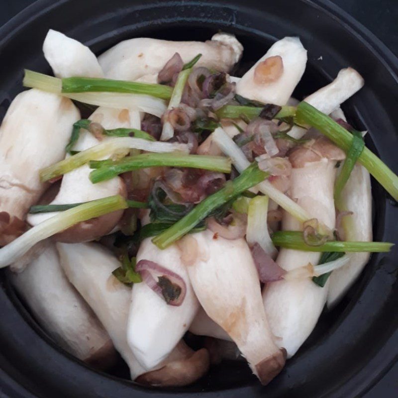 Step 3 Frying the meat Rolled bamboo shoots stew