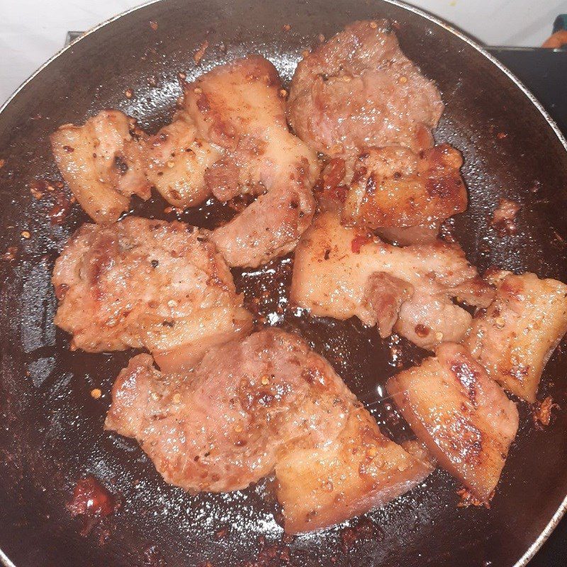 Step 4 Fry the meat Fried pork with garlic and chili