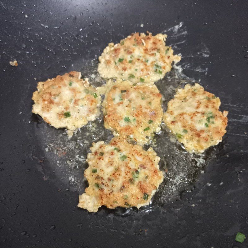 Step 3 Fry the meat Fried garlic pork loin