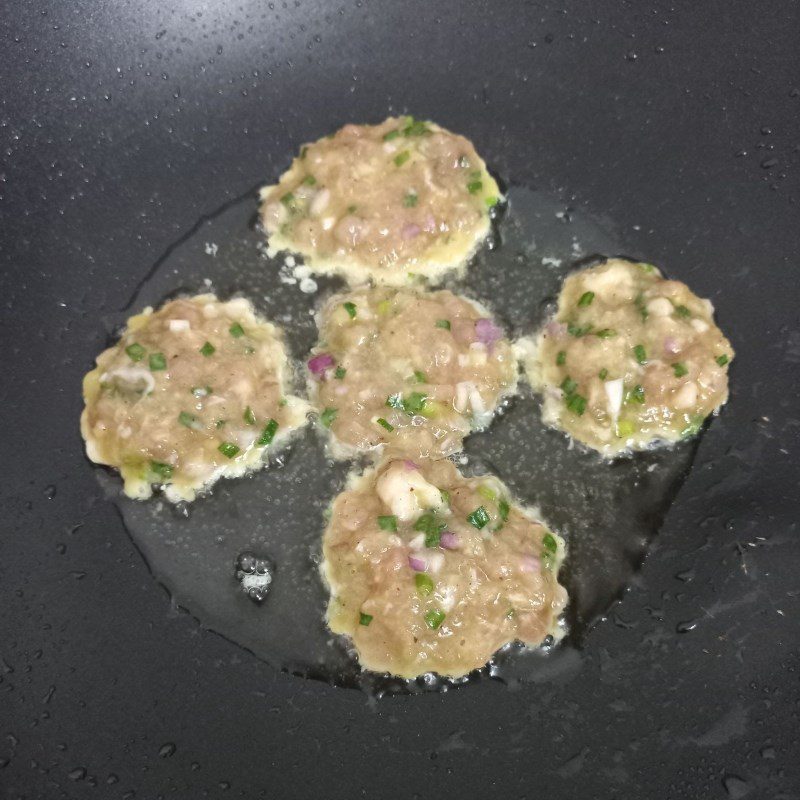 Step 3 Fry the meat Fried garlic pork loin