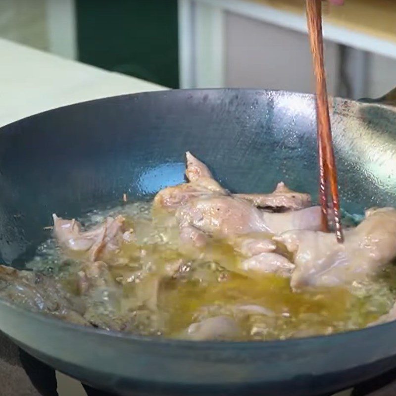 Step 2 Fry the mouse meat Fried mouse with fish sauce