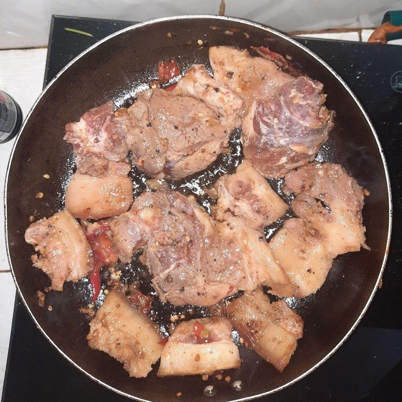 Step 3 Fry the meat Braised salmon