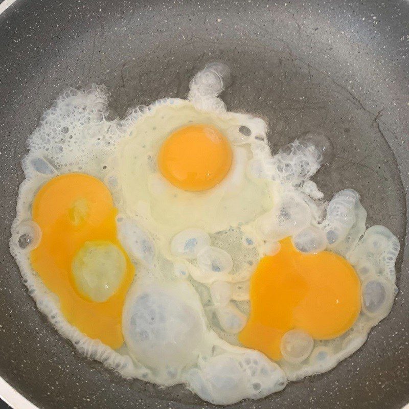 Step 2 Fry the eggs for shrimp fried rice