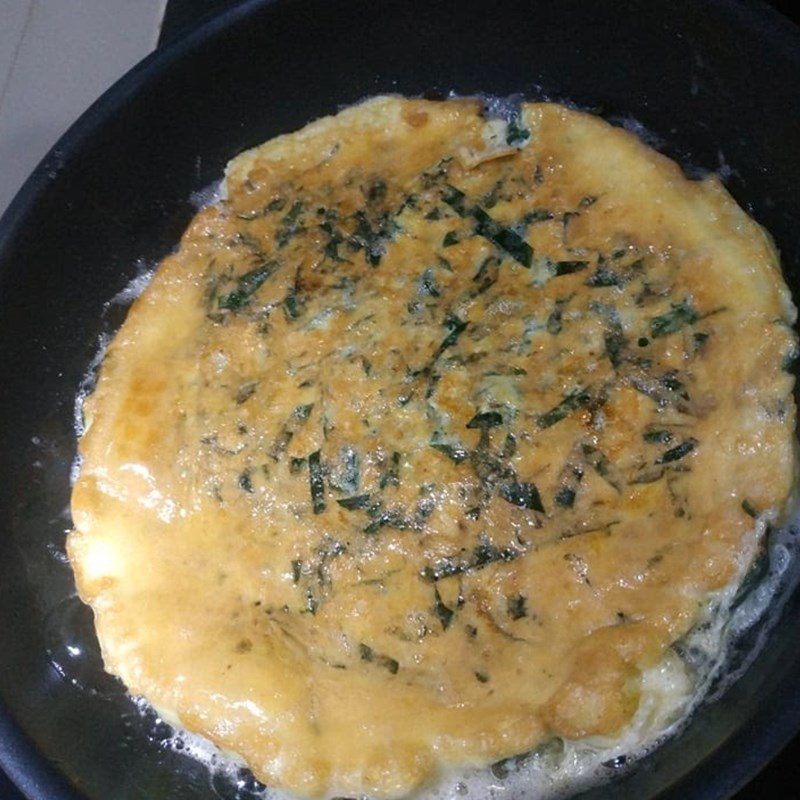 Step 3 Fry the eggs Fried egg with minced meat and betel leaves