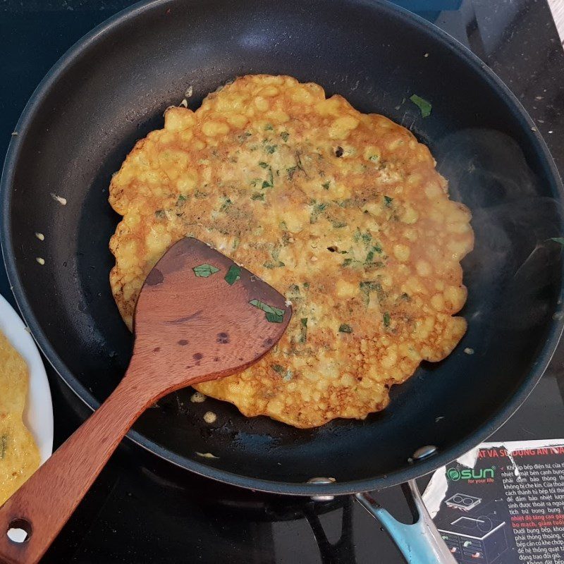 Step 3 Fry the eggs Fried egg with minced meat and betel leaves