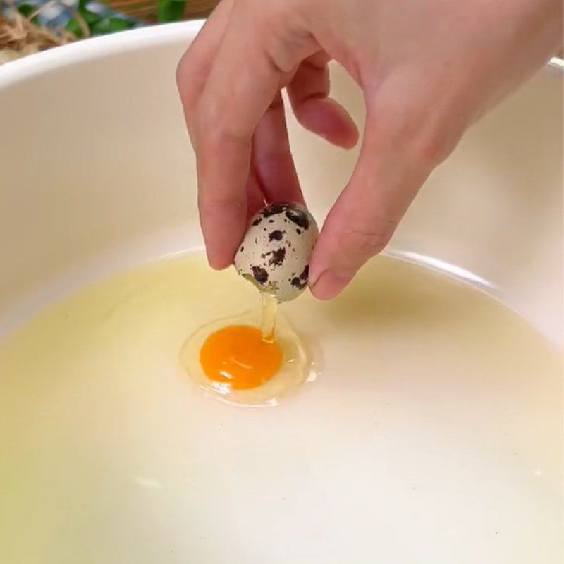 Step 3 Fry the eggs Fried egg with minced meat and betel leaves