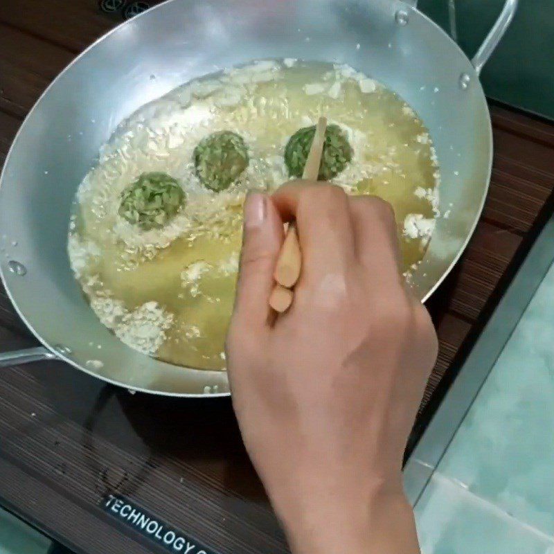 Step 4 Fry the quail eggs wrapped in sticky rice Fried quail eggs with green sticky rice