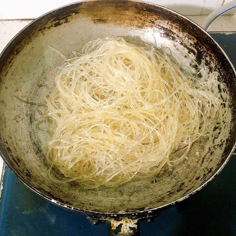 Step 2 Fry the eggs and stir-fry the vermicelli Stir-fried vermicelli with eggs