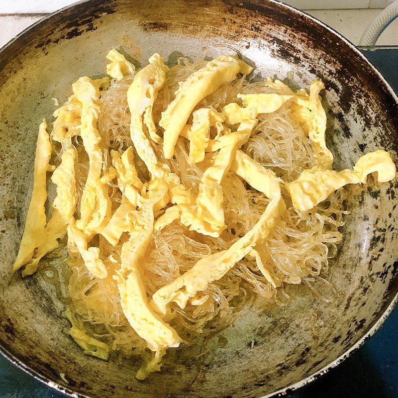 Step 2 Fry the eggs and stir-fry the vermicelli Stir-fried vermicelli with eggs