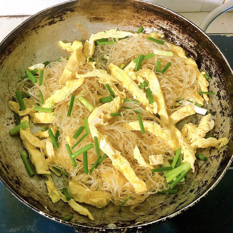 Step 2 Fry the eggs and stir-fry the vermicelli Stir-fried vermicelli with eggs