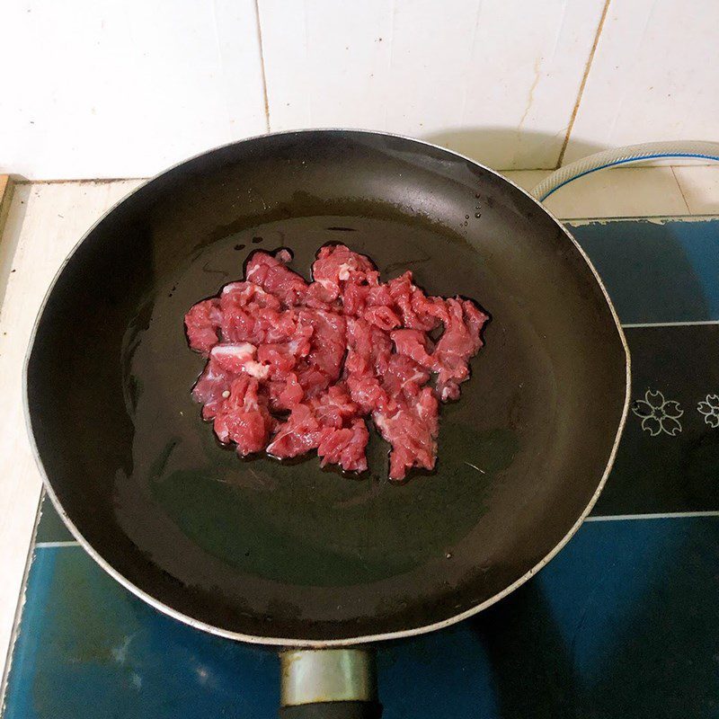 Step 3 Fry eggs and stir-fry beef and shrimp mixed noodles