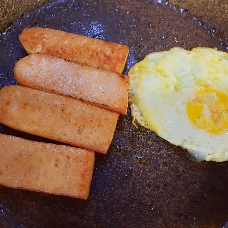 Step 2 Fry the eggs and sausages for the egg and sausage sandwich